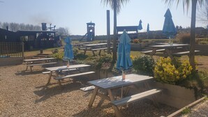 Outdoor dining - Eels Foot Inn (Leiston)