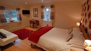 Desk, WiFi (free), bed sheets - Eels Foot Inn (Leiston)