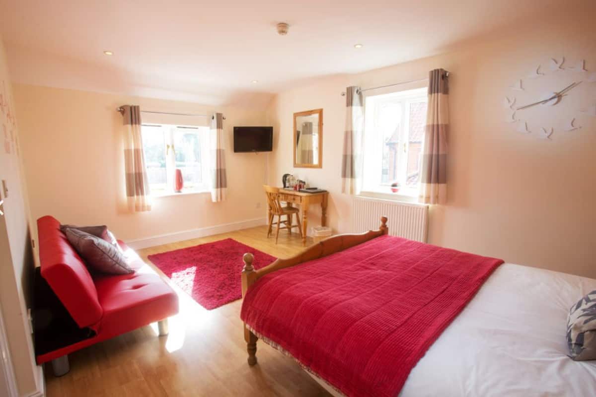Family Suite | Desk, free WiFi, bed sheets