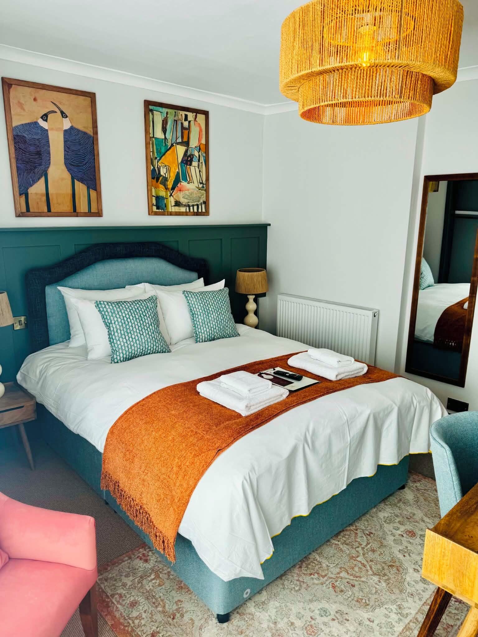 Quarto casal luxo | Escrivaninha, cortinas blackout, ferros/tábuas de passar roupa