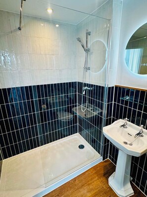 Deluxe Twin Room, 2 Single Beds | Bathroom | Free toiletries, hair dryer, towels - George Hotel (Frome)