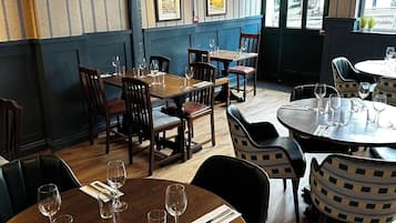 Petit déjeuner, déjeuner et dßner servis sur place