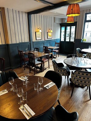 Breakfast, lunch and dinner served - George Hotel (Frome)