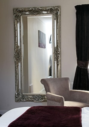 Classic Twin Room, Ensuite | Individually decorated, individually furnished, desk, blackout drapes - The Horseshoe Inn (Peebles)