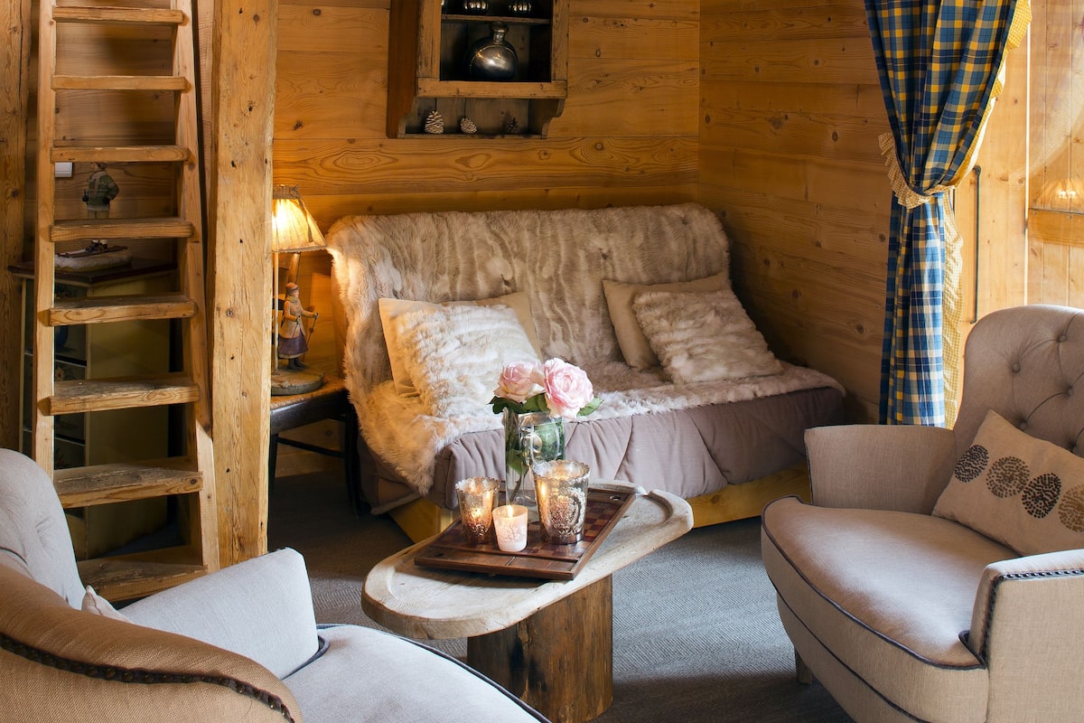 classic suite, 2 bedrooms | living area | flat-screen tv