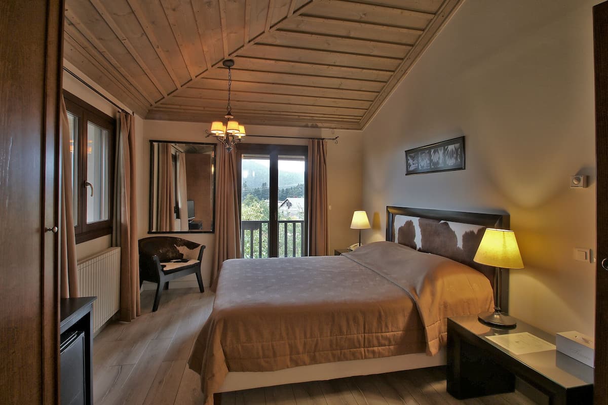 classic double room, 1 queen bed, mountain view | 1 bedroom, minibar, in-room safe, individually decorated