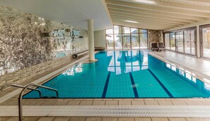 Indoor pool, pool loungers - Boutique Hotel Skamnos (Distomo-Arachova-Antikyra)