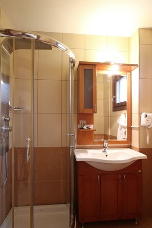 Minibar, in-room safe, individually decorated, individually furnished - Boutique Hotel Skamnos (Distomo-Arachova-Antikyra)