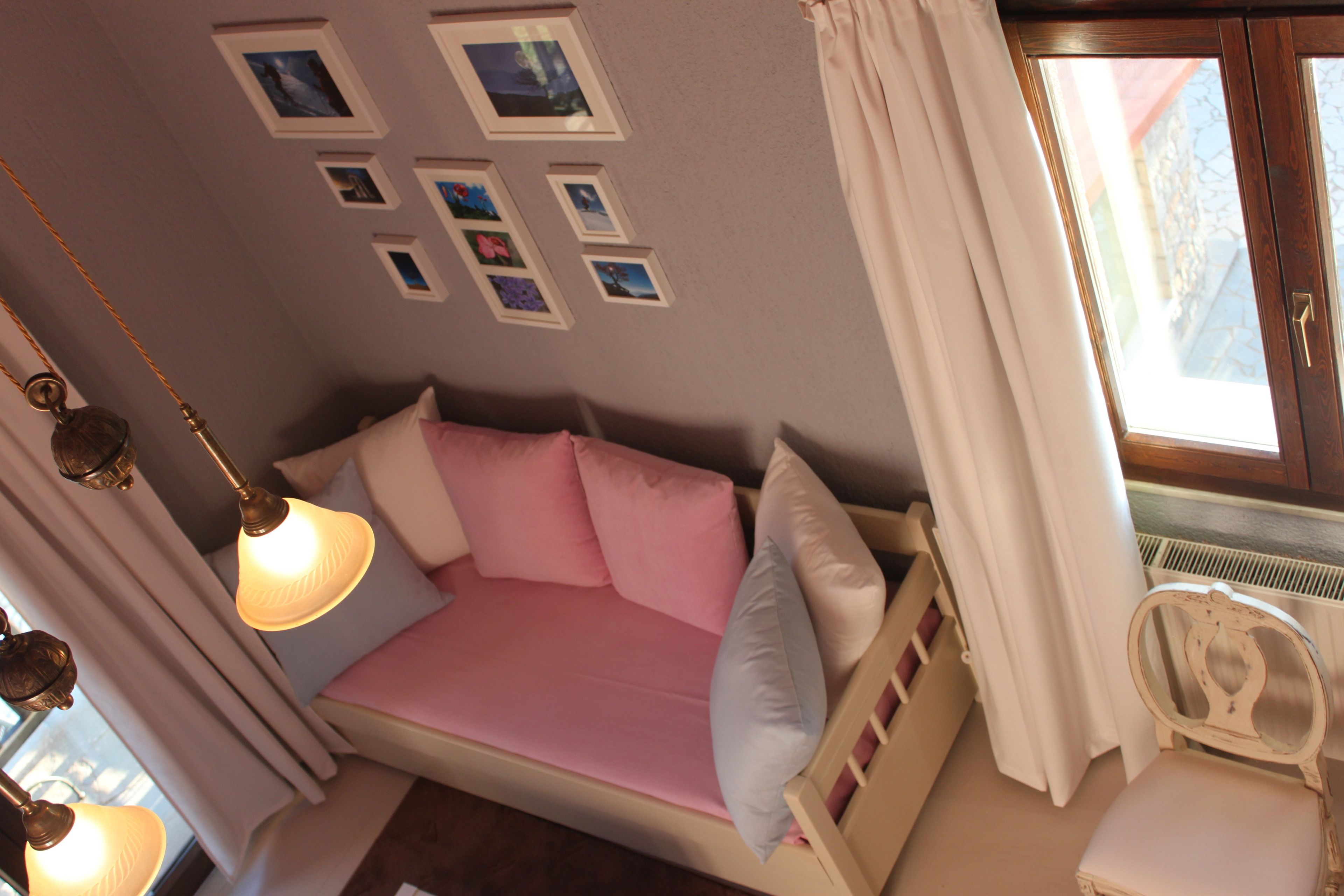 traditional quadruple room, mountain view | living area