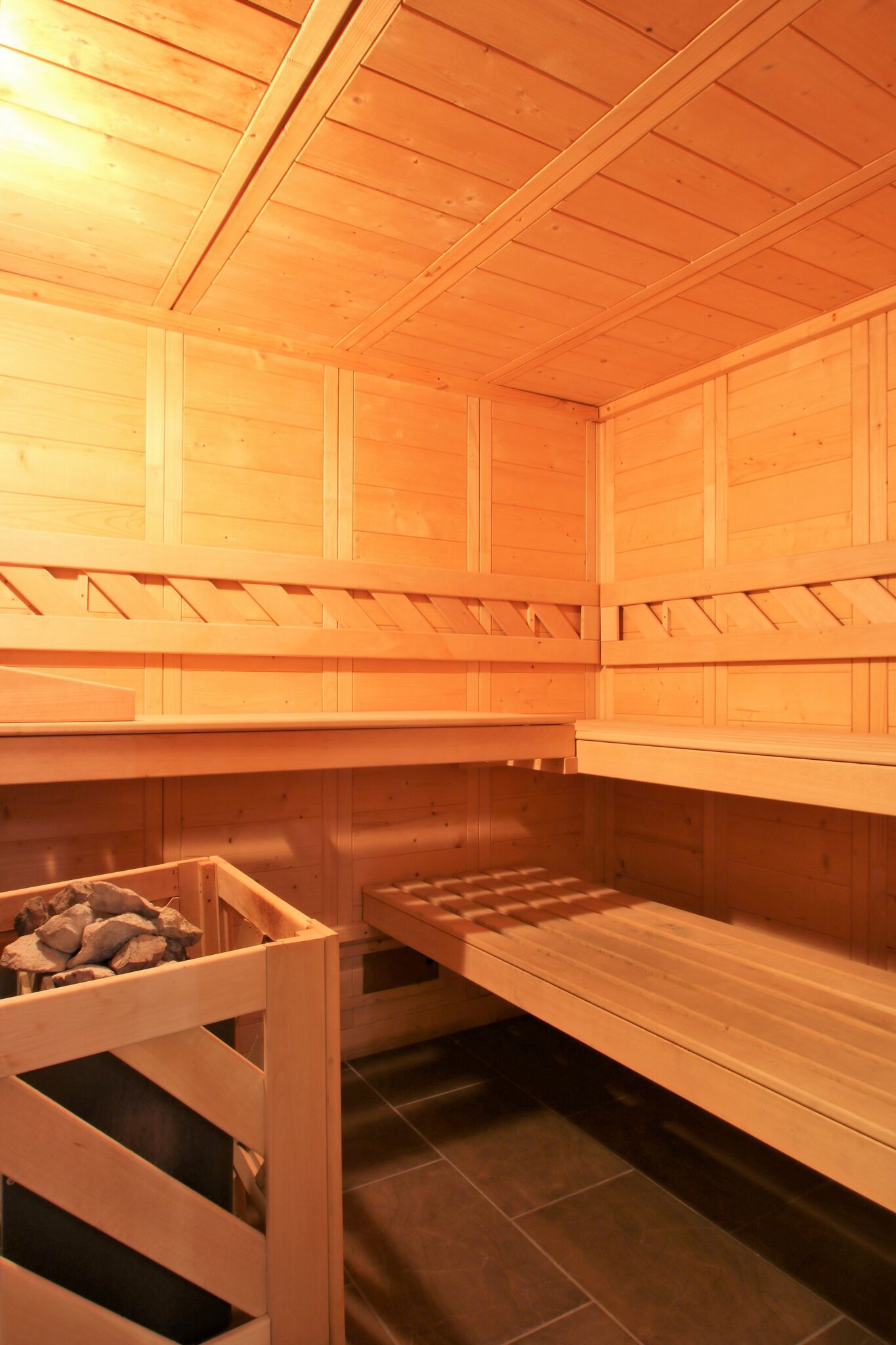Een sauna met houten wanden en banken.