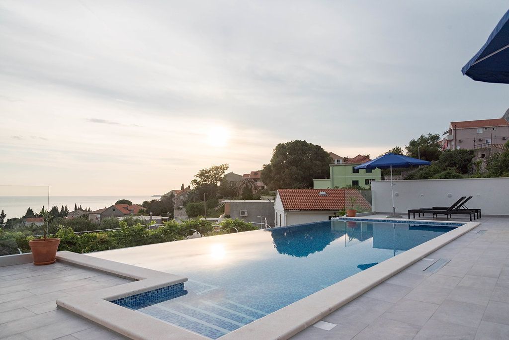 室外泳池；泳池傘