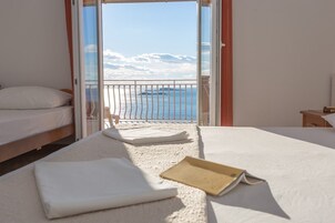 Habitación triple estándar, baño privado | Edredones de plumas, colchones con acolchado adicional, cunas gratuitas