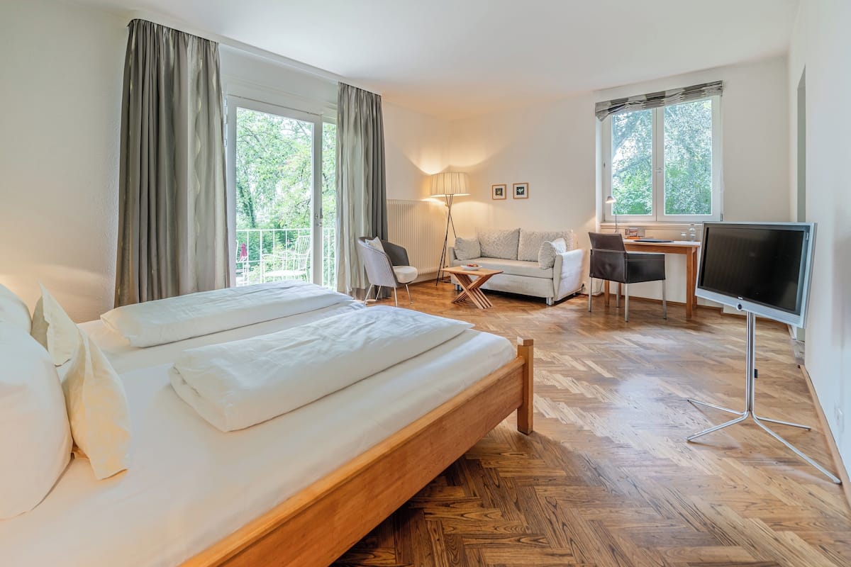 Luxury Double Room, 1 Bedroom, Non Smoking, Park View | Peralatan tempat tidur premium, peti besi dalam bilik