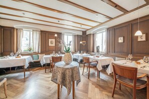 供应早餐、午餐和晚餐