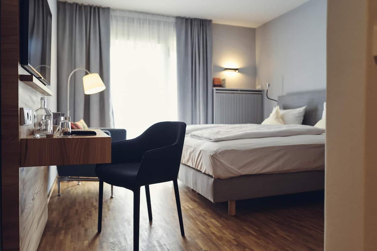 Design Double Room, 1 Bedroom, Non Smoking | Peralatan tempat tidur premium, peti besi dalam bilik