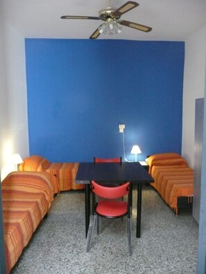 Felles sovesal, kun for kvinner, delt bad (4 People) | Safe på rommet, skrivebord og strykejern/-brett