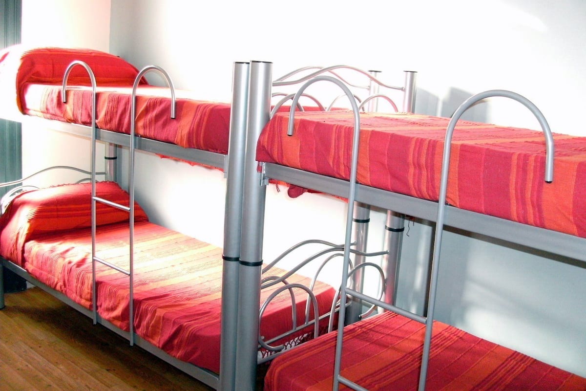 Caja de seguridad en la habitación y escritorio