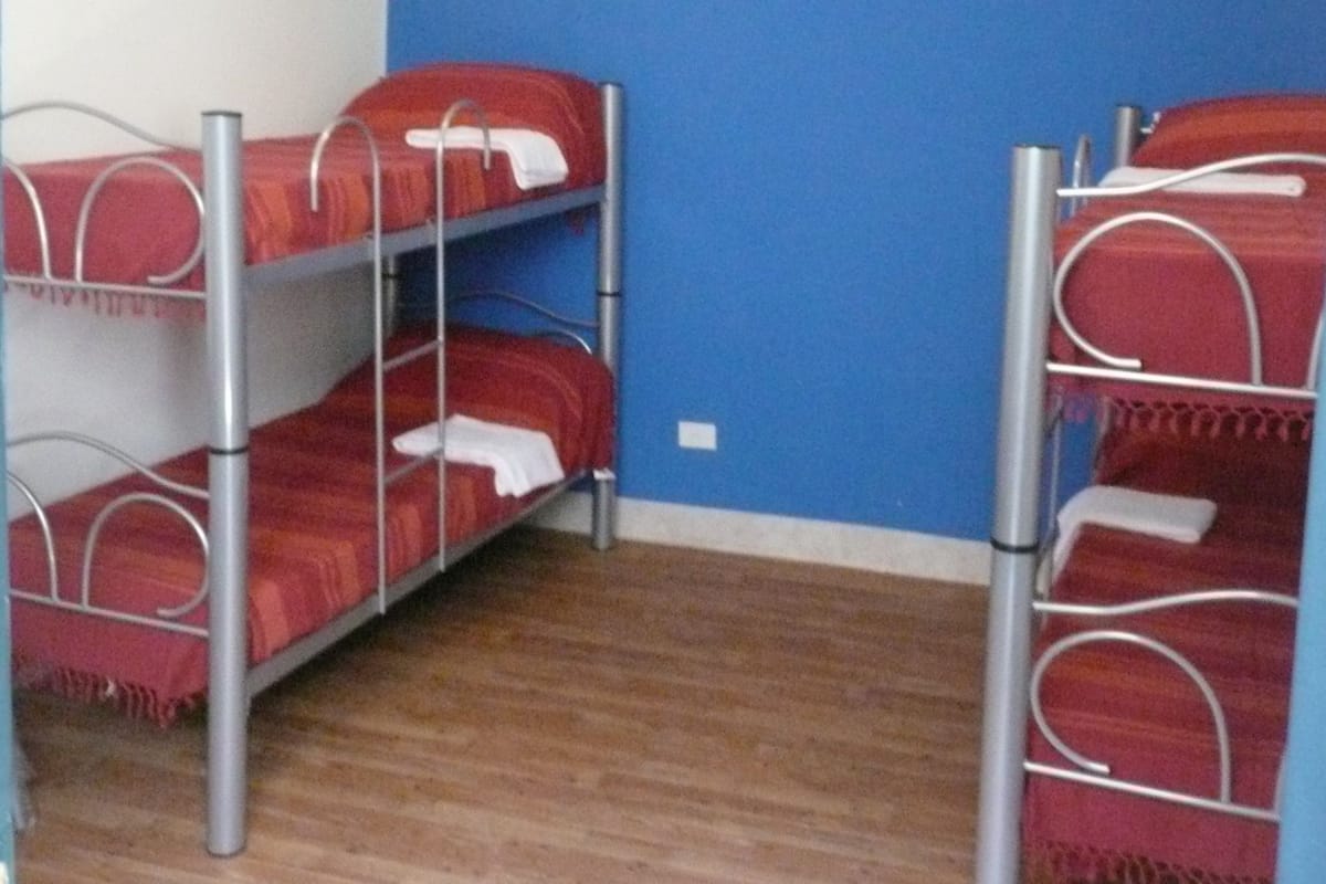 Caja de seguridad en la habitación y escritorio