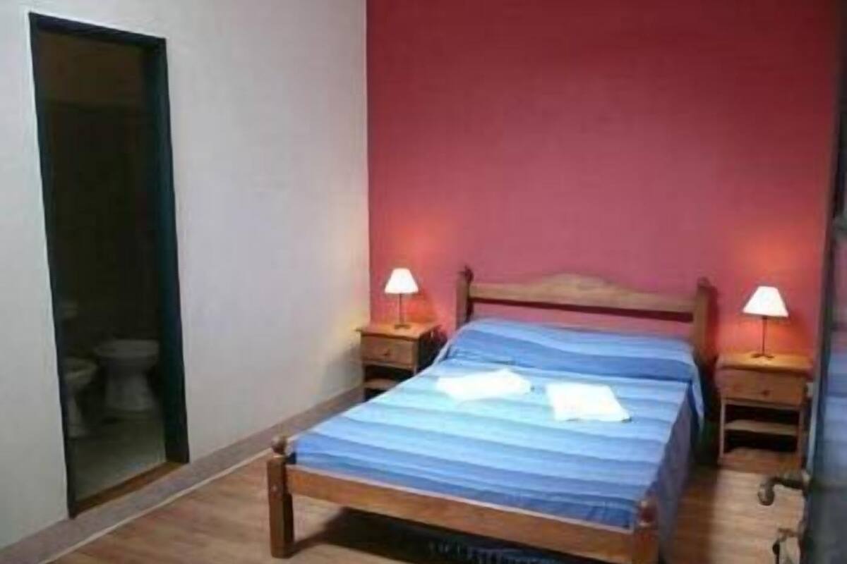 Caja de seguridad en la habitación y escritorio