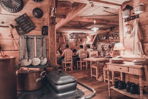2 restaurantes, se sirven desayunos, comidas, cenas y cocina francesa