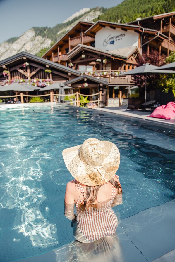 Innenpool, Außenpool (je nach Saison geöffnet), Sonnenschirme