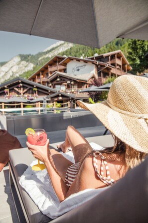 Innenpool, Außenpool (je nach Saison geöffnet), Sonnenschirme