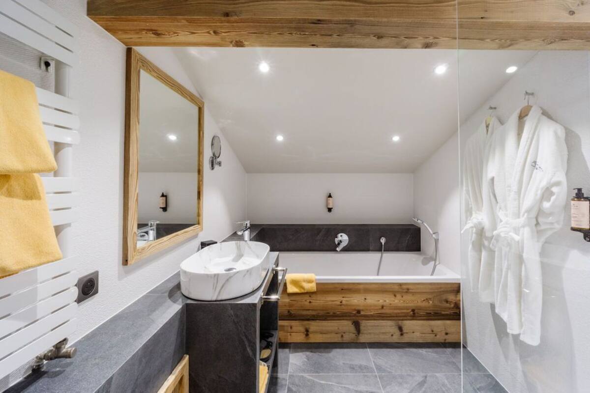 suite junior sous comble | 1 bedroom, premium bedding, in-room safe, individually decorated