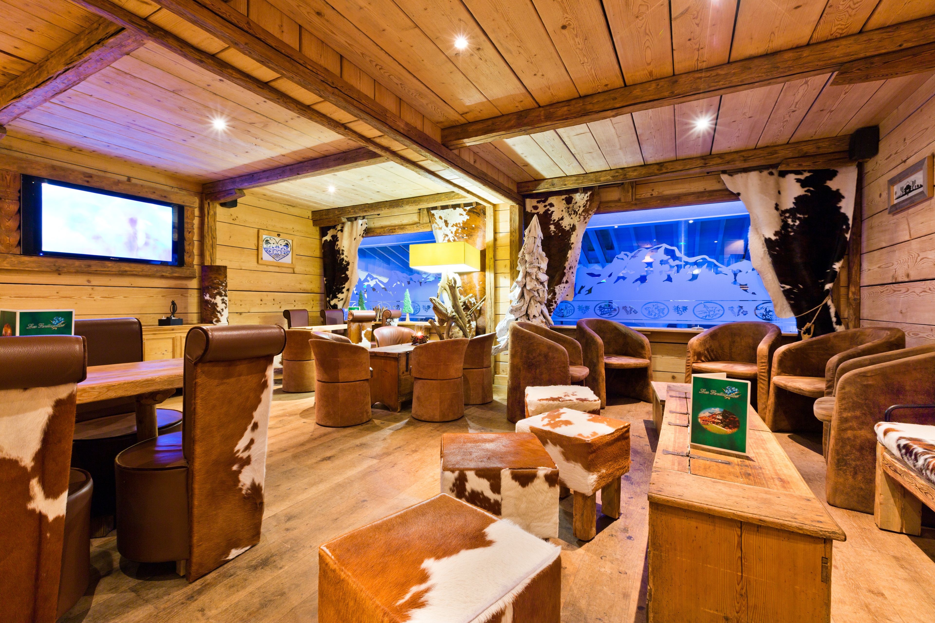 Un restaurante con interiores de madera y mobiliario de cuero.