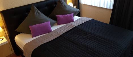 Chambre supérieure double, 1 très grand lit, non-fumeur | Bureau, fer et planche à repasser, lit de bébé (gratuit)