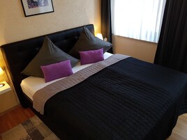 高级双人房, 1 张特大床, 无烟房 | 办公桌、熨斗/熨板、免费婴儿床、免费 WiFi