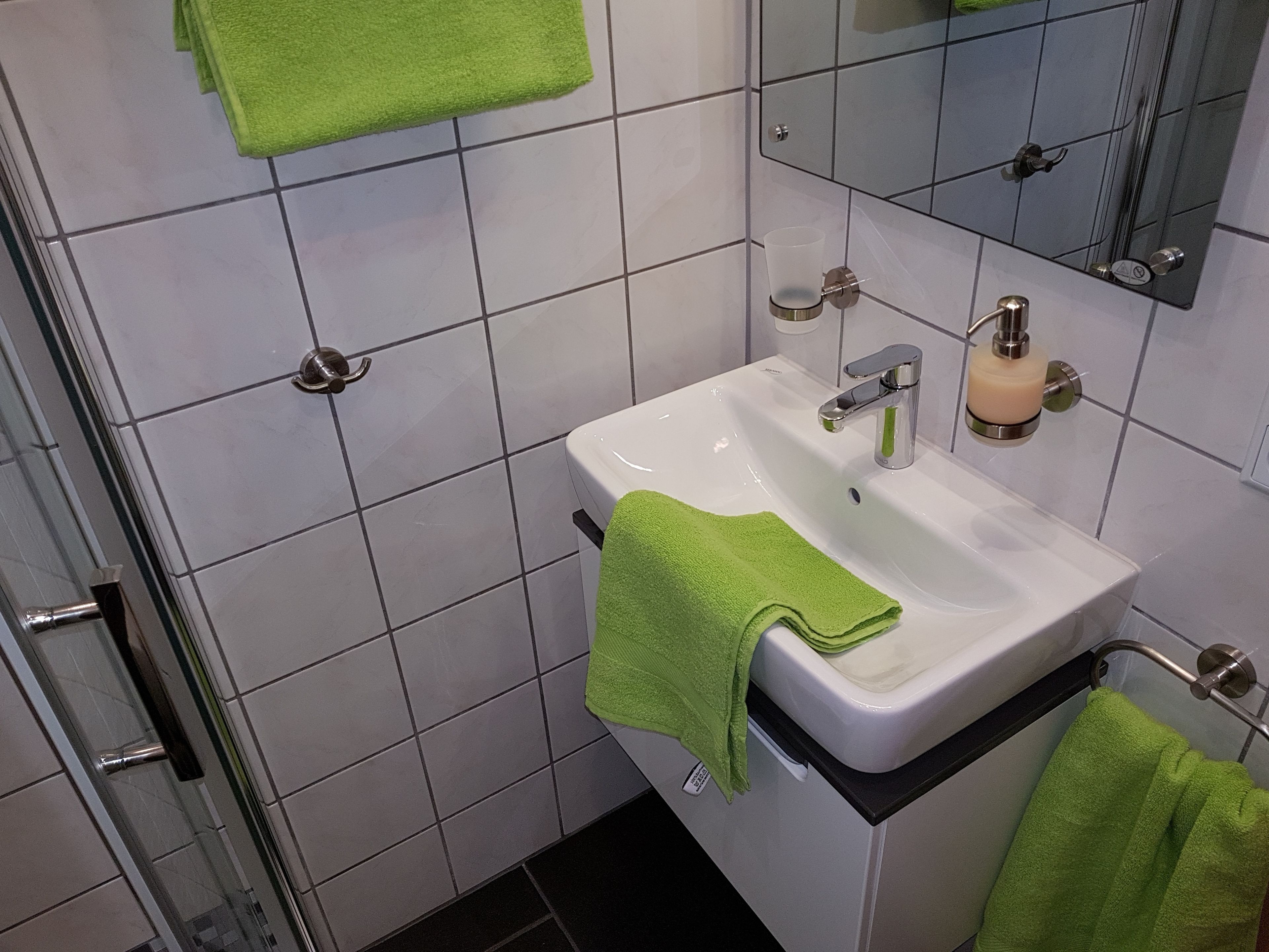 basic double room, non smoking | bathroom | shower, free toiletries, hair dryer, towels