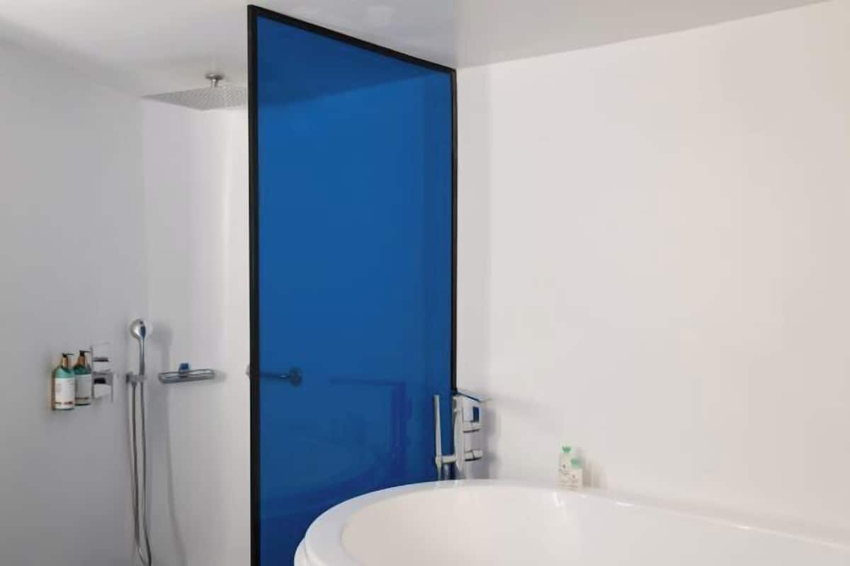 Baño | Amenidades de baño de diseñador, secadora de cabello, batas, pantuflas