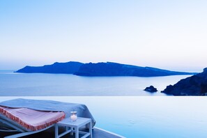 3 outdoor pools, pool umbrellas, pool loungers - Katikies Santorini - The Leading Hotels Of The World (Santorini)
