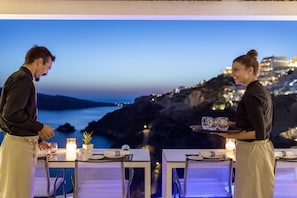 3 restaurantes; se sirve desayuno, almuerzo y cena; cocina griega