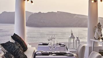 3 restaurants; breakfast, lunch, dinner, and brunch served
