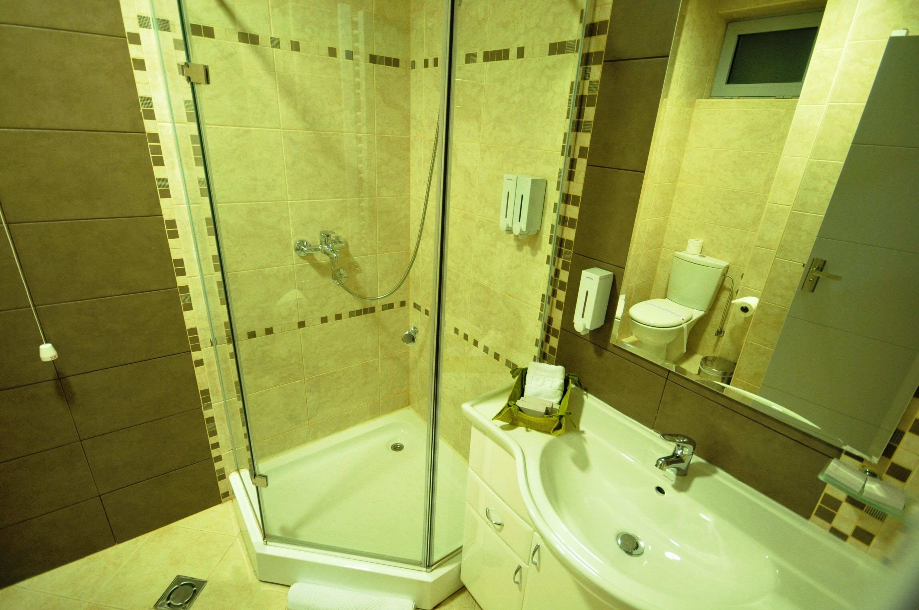 junior suite | bathroom | free toiletries, hair dryer, slippers, towels