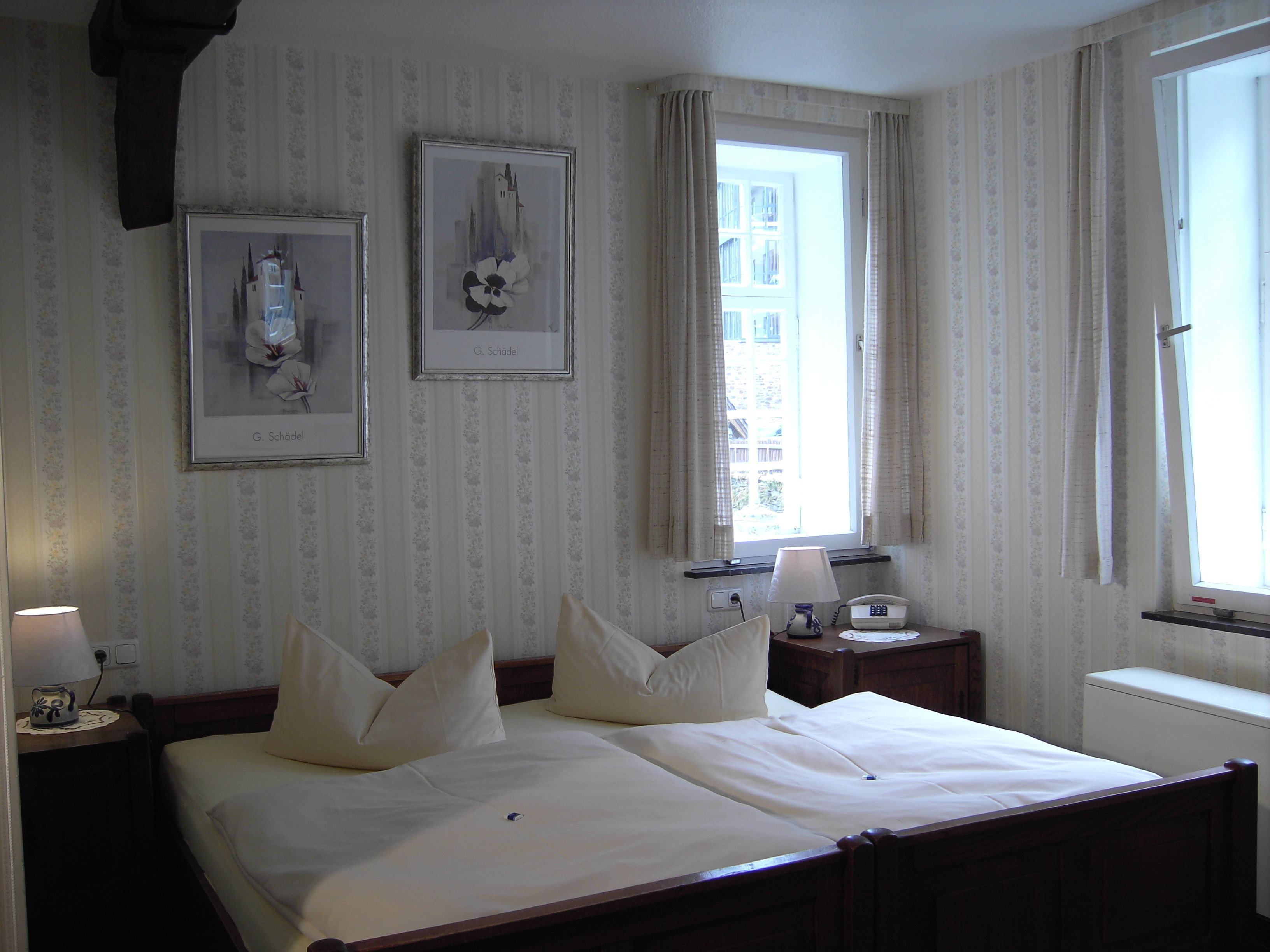 Premium bedding, Select Comfort beds, desk, free cots/infant beds