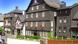 Een klassiek Europees gebouw met veel ramen en een steile dakschild.