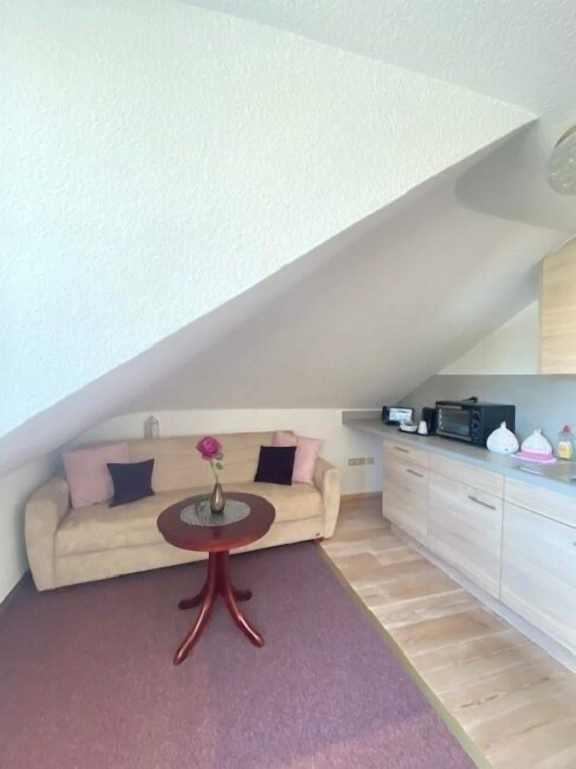 品质公寓 | 起居区 | 32-英寸纯平电视（配备卫星频道）