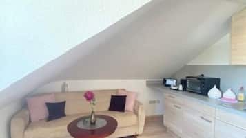 Senior-Apartment | Wohnbereich | 32-Zoll-Flachbildfernseher mit Satellitenempfang