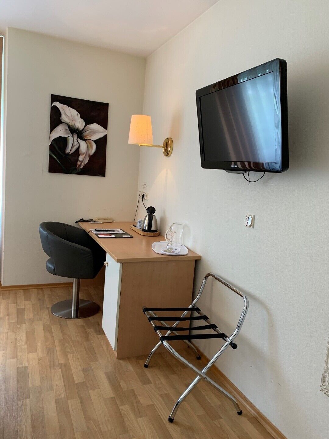 Premium bedding, in-room safe, desk, laptop workspace