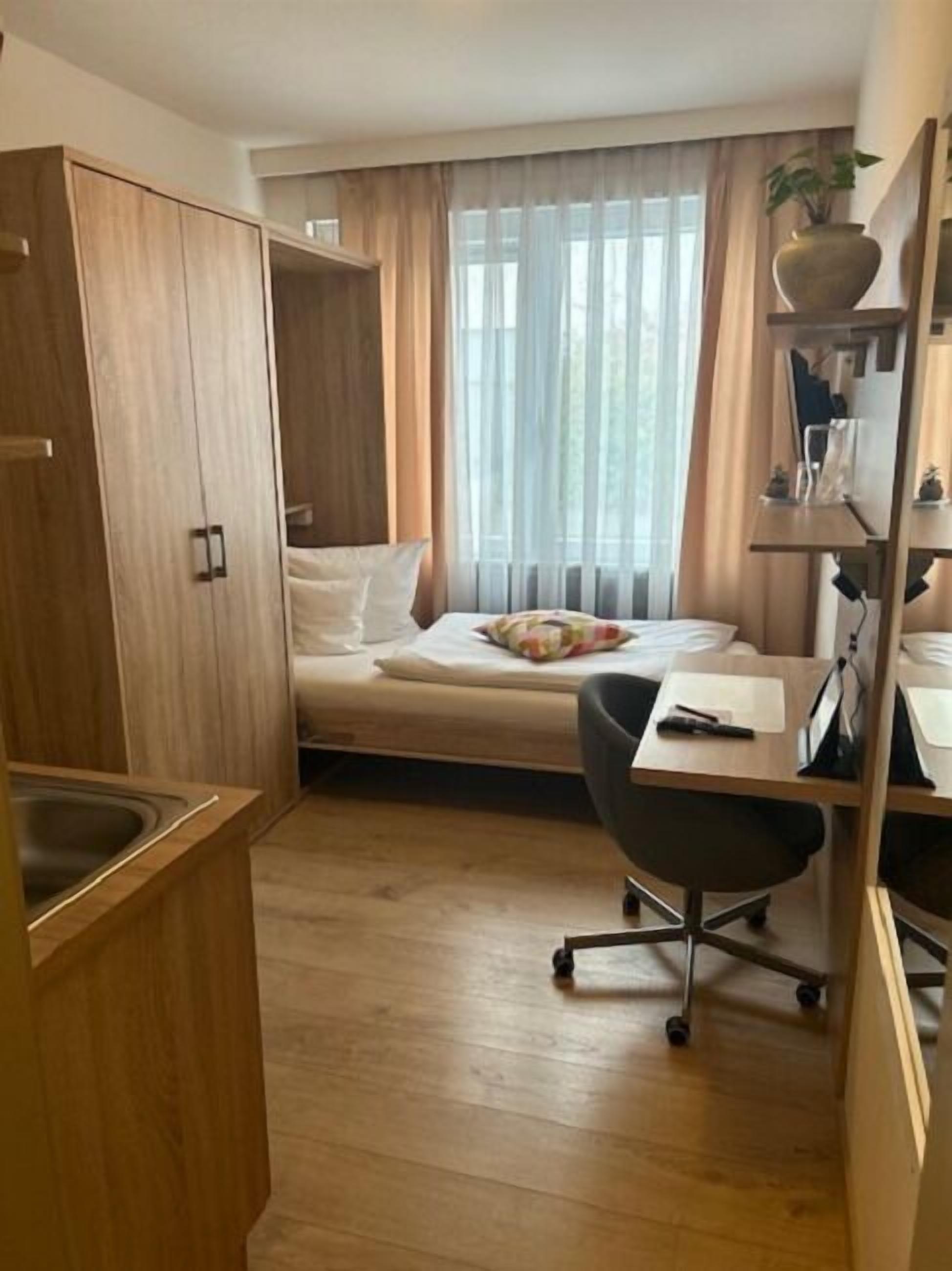 Studio | Hochwertige Bettwaren, Zimmersafe, Schreibtisch