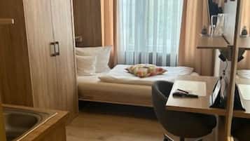 Studio | Hochwertige Bettwaren, Zimmersafe, Schreibtisch