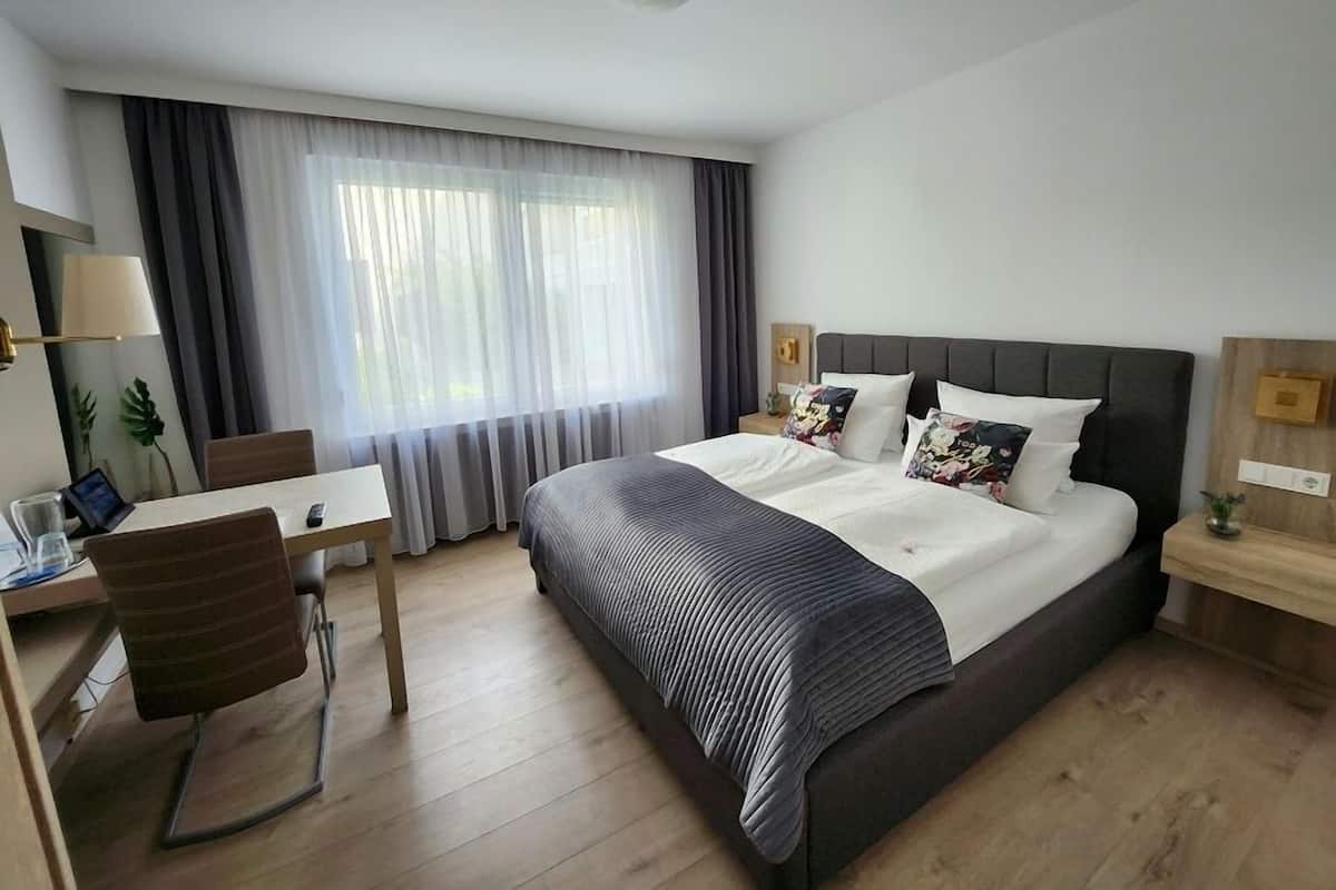 Ropa de cama de alta calidad y caja de seguridad en la habitación