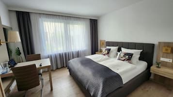 Ropa de cama de alta calidad y caja de seguridad en la habitación