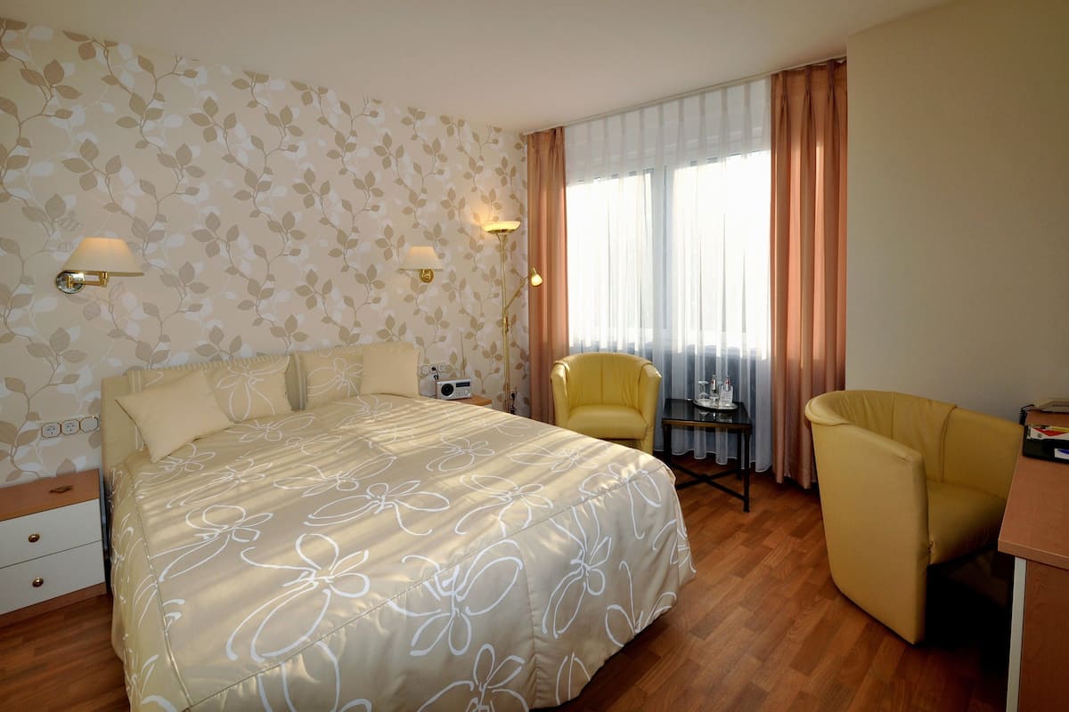 Premium bedding, in-room safe, desk, soundproofing