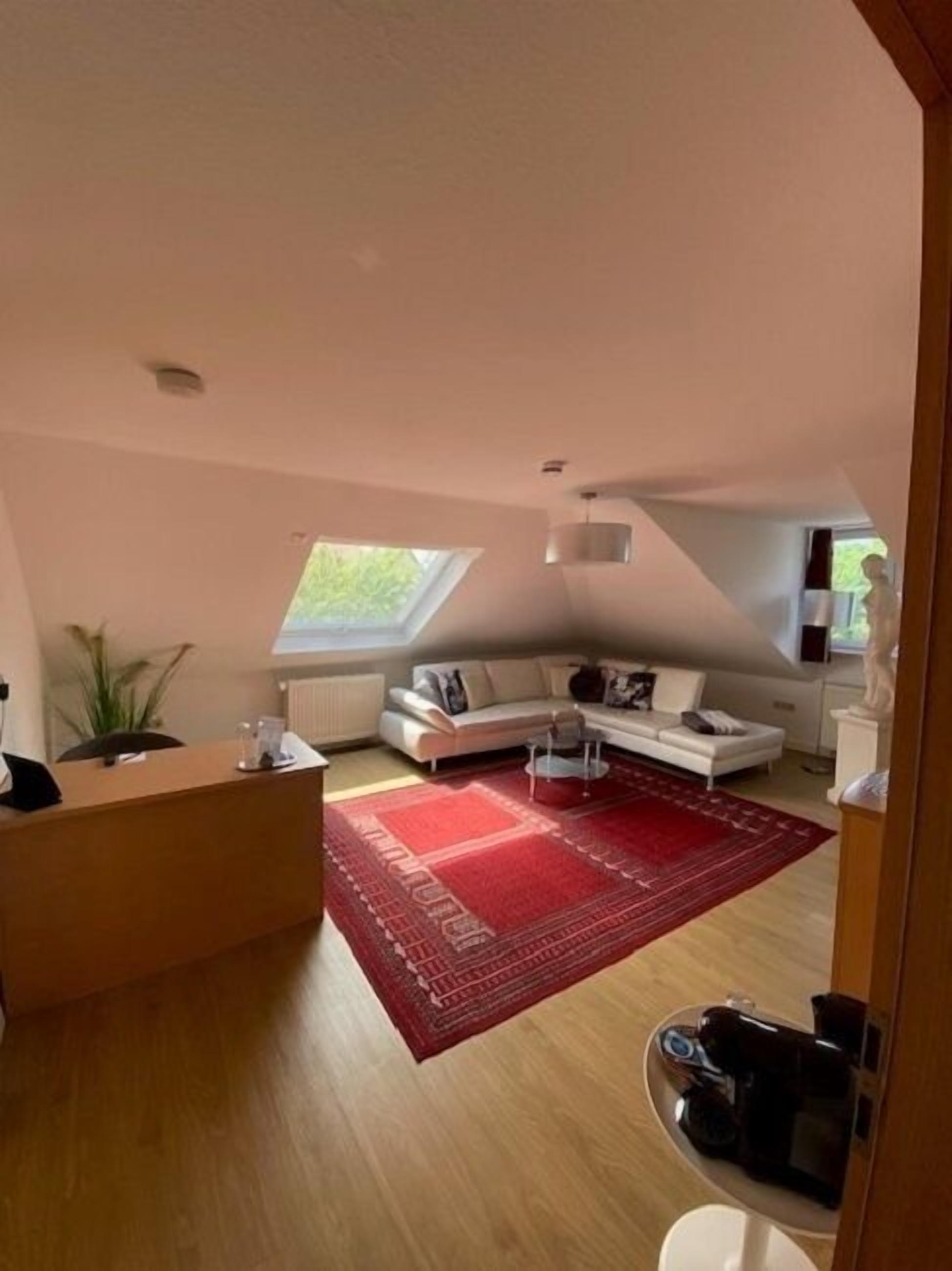 Télévision à écran plat de 32 pouces avec chaînes par satellite