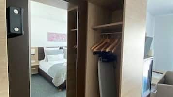 Premium bedding, in-room safe, desk, laptop workspace