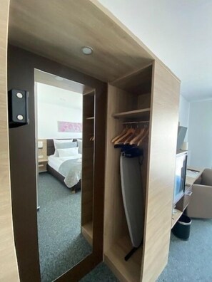 Ropa de cama de alta calidad y caja de seguridad en la habitación 