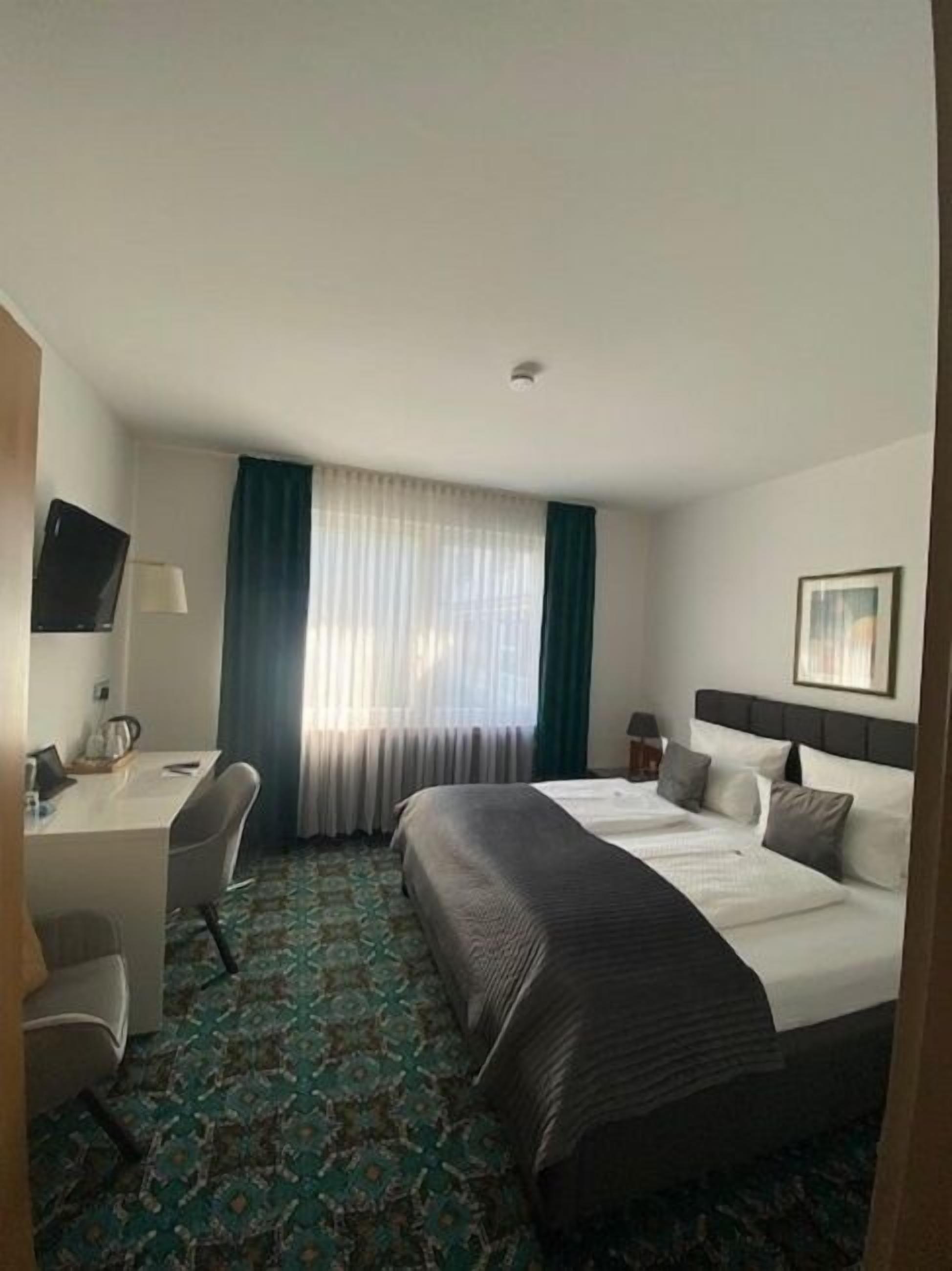 Hochwertige Bettwaren, Zimmersafe, Schreibtisch